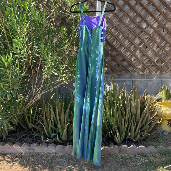 ✨HOST PICK✨ Faviana iridescent formal dress - Picture 10 of 16